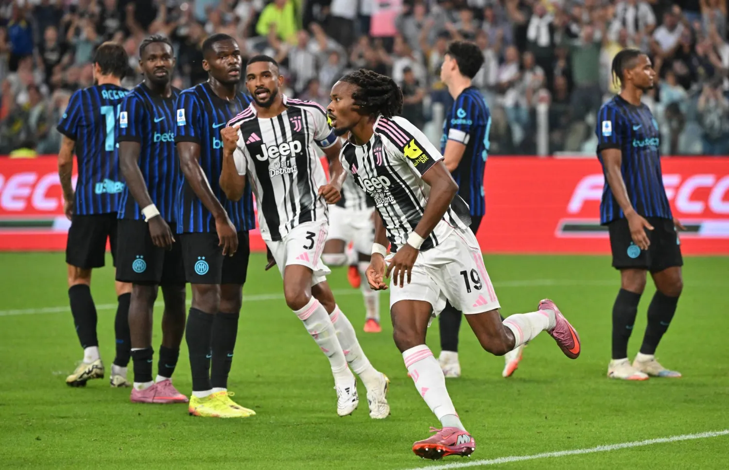 فرحة لاعبي يوفنتوس بهدف خيفرين تورام القاتل (رويترز)
