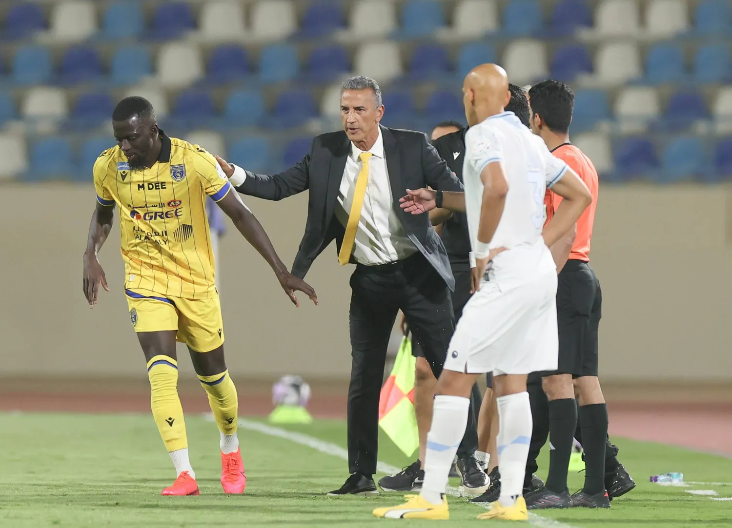 البرازيلي بريكليس شاموسكا مدرب فريق التعاون (تصوير: عدنان مهدلي)