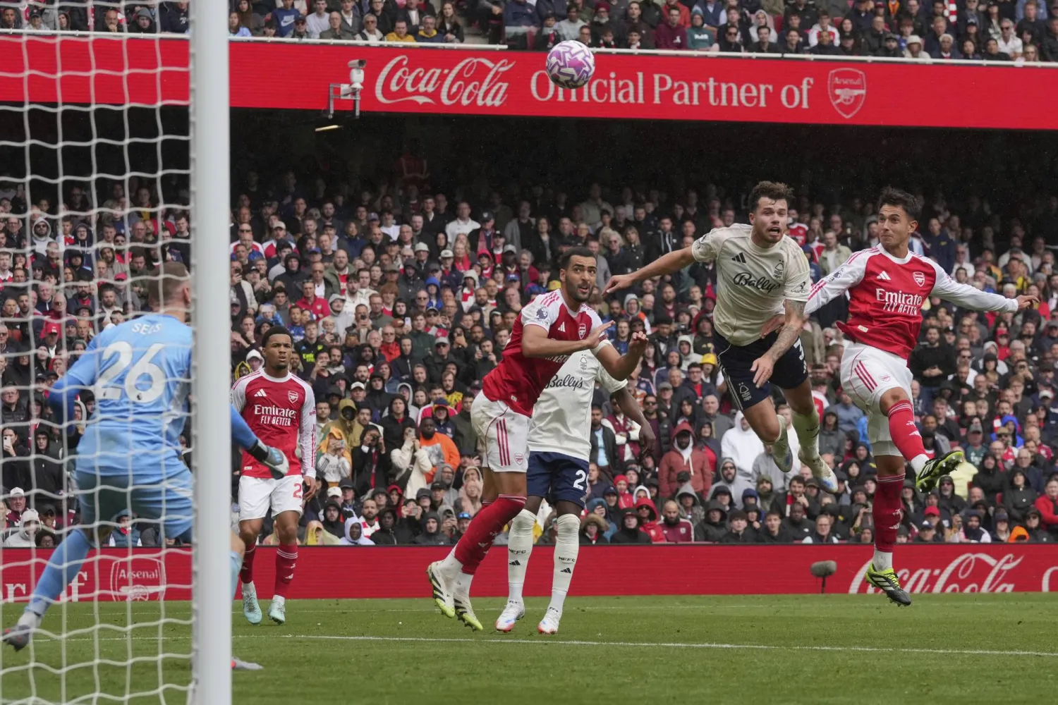 رأسية مارتن زوبيمندي تختتم ثلاثية آرسنال في شباك نوتنغهام فورست (أ.ب)