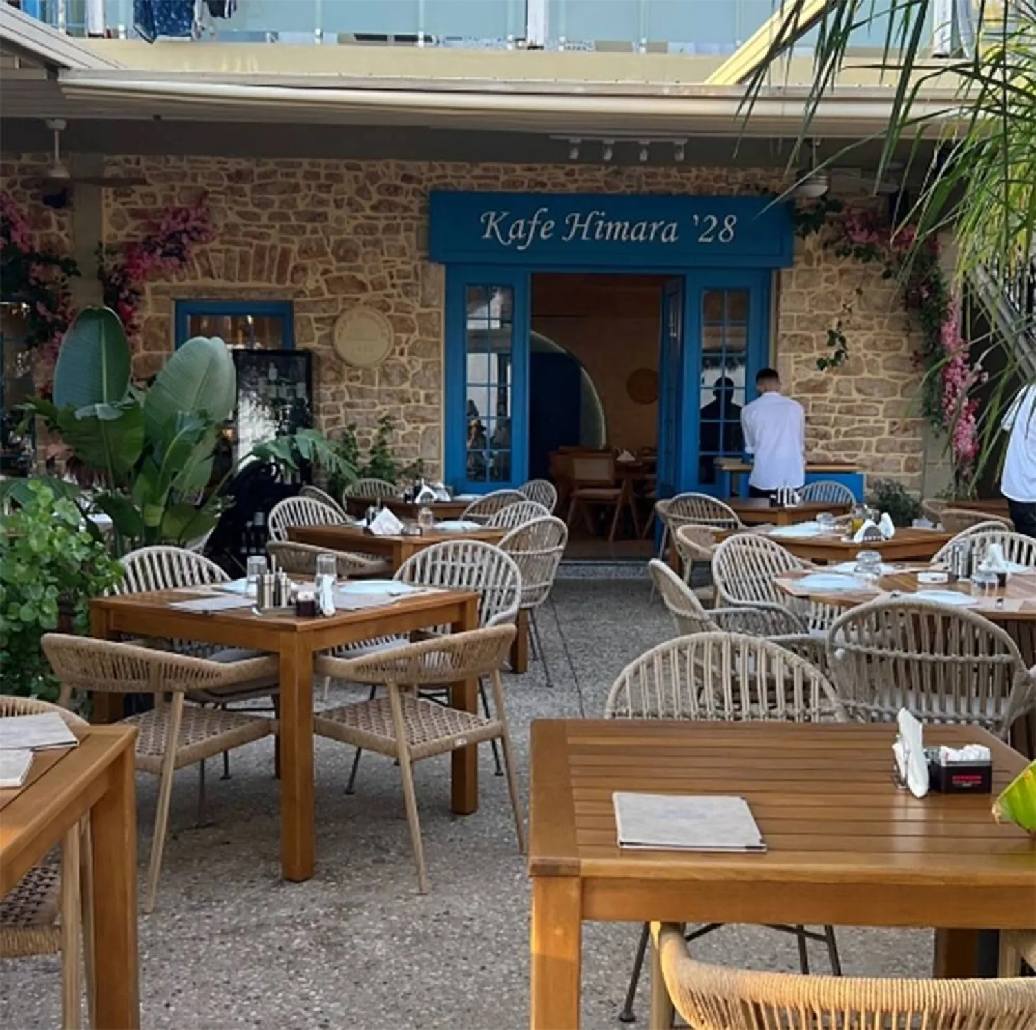 "كافيه هيمارا 28" في هيمارا جنوب ألبانيا (الشرق الاوسط)