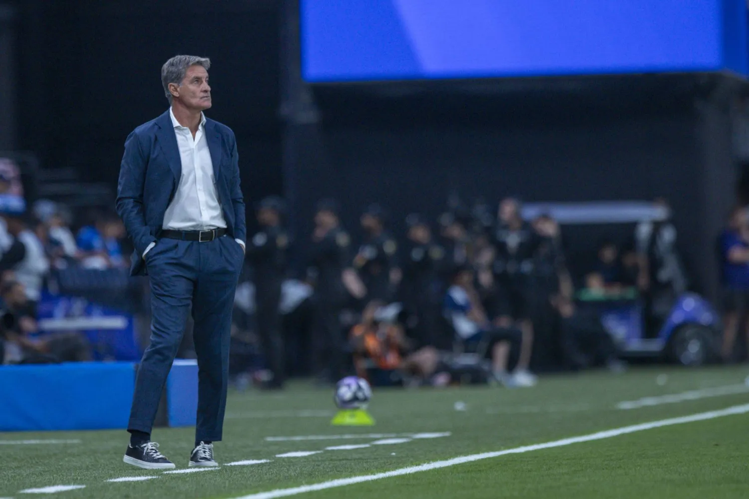 الإسباني ميشيل غونزاليس مدرب القادسية (تصوير: يزيد السمراني) 