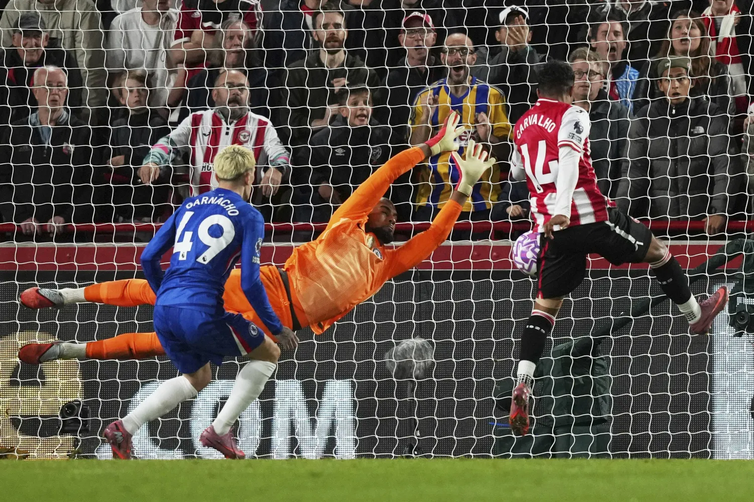  كارفاليو لحظة تسجيله هدف التعادل لبرينتفورد (أ.ب)