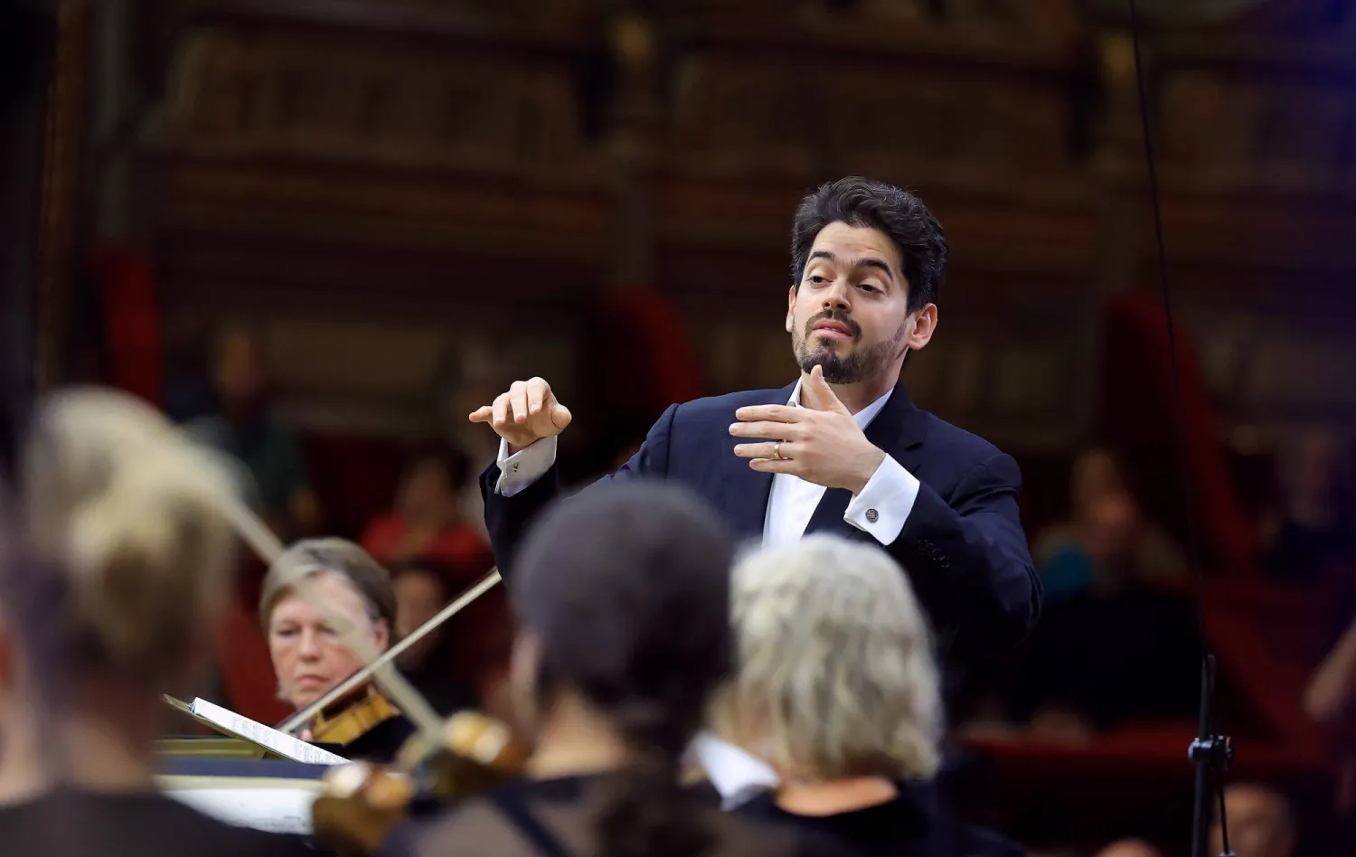 قائد أوركسترا ميونيخ الفيلهارمونية الإسرائيلي لاهاف شاني (إ.ب.أ)