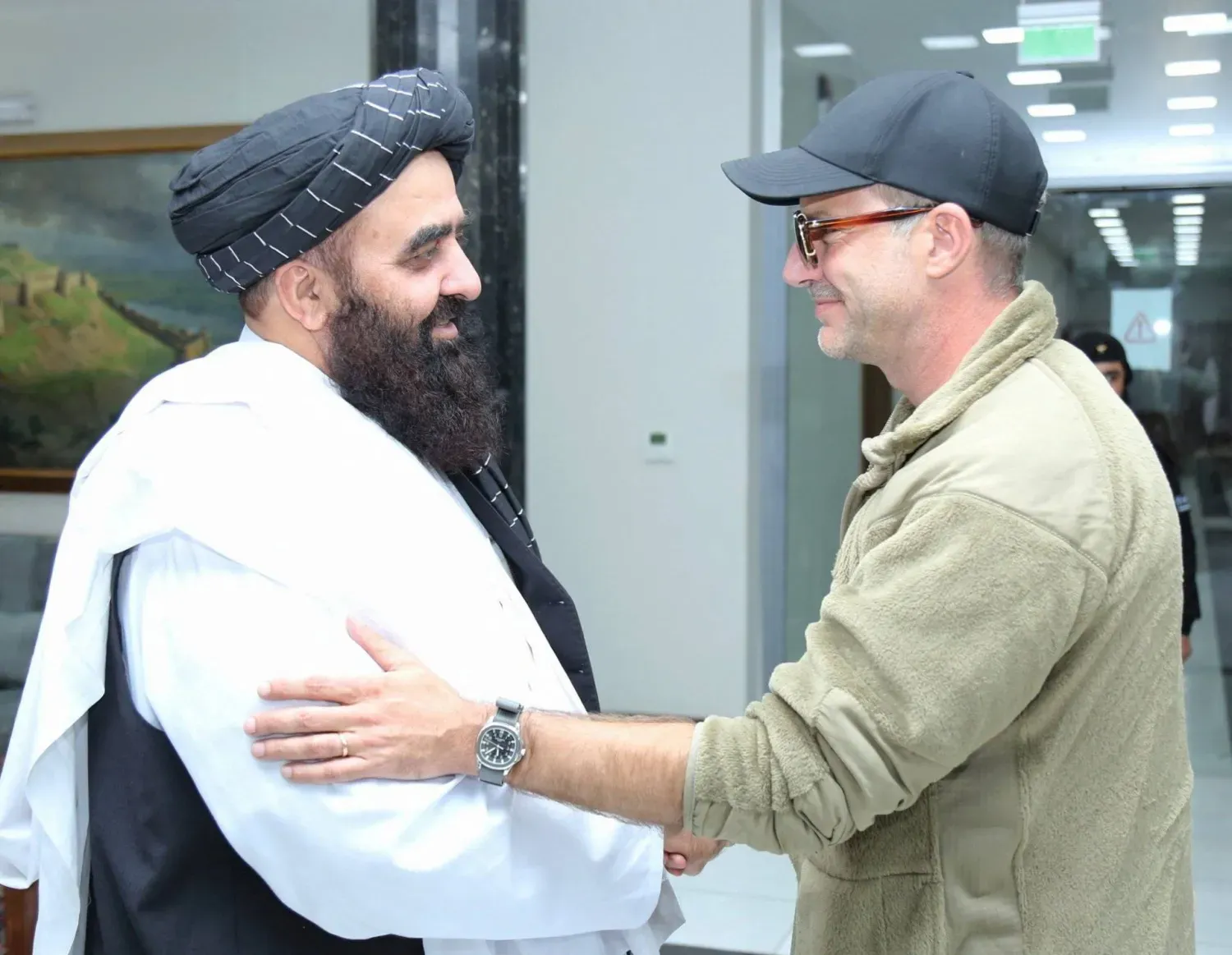 Taliban Dışişleri Bakanı Emir Han Muttaki, 13 Eylül 2025 tarihinde Afganistan'ın Kabil kentinde ABD Başkanı Donald Trump'ın rehine işlerinden sorumlu özel temsilcisi Adam Boehler ile bir araya geldi. (Reuters)