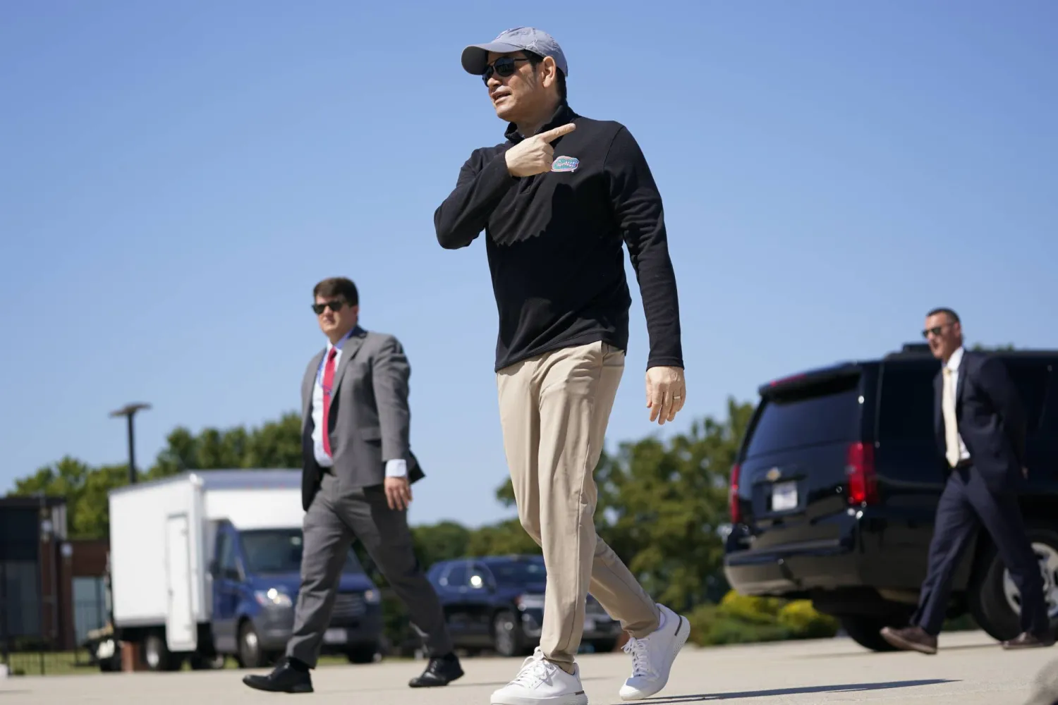 وزير الخارجية ماركو روبيو يسير على مدرج المطار قبل مغادرته إلى إسرائيل في قاعدة أندروز المشتركة بولاية ماريلاند (أ.ب)