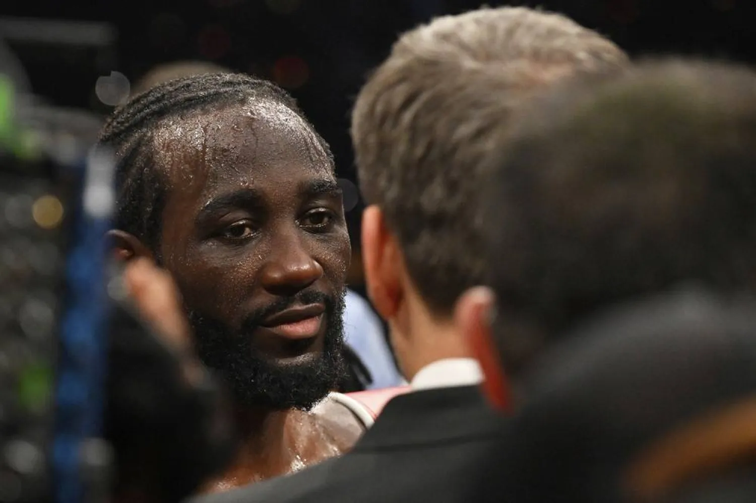  Terence Crawford, left, is interviewed by Max Kellerman after defeating Canelo Alvarez by unanimous decision in an undisputed super middleweight championship boxing match in Las Vegas, Saturday, Sept. 13, 2025. (AP) 