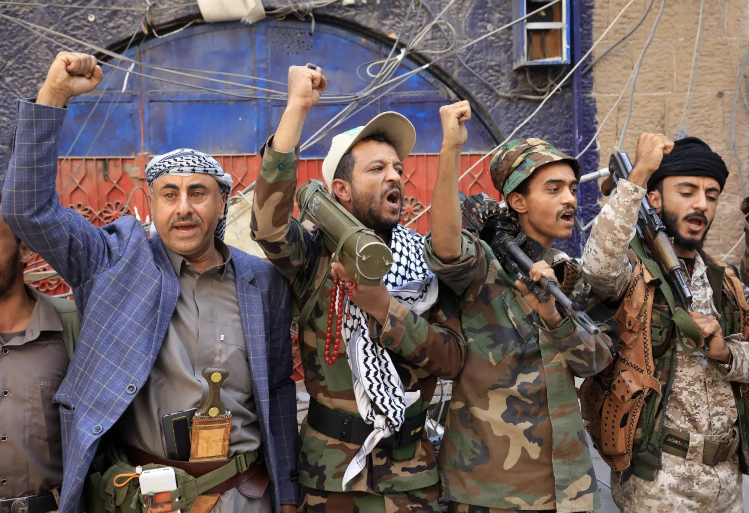 عناصر حوثيون في صنعاء يرددون «الصرخة الخمينية» (إ.ب.أ)