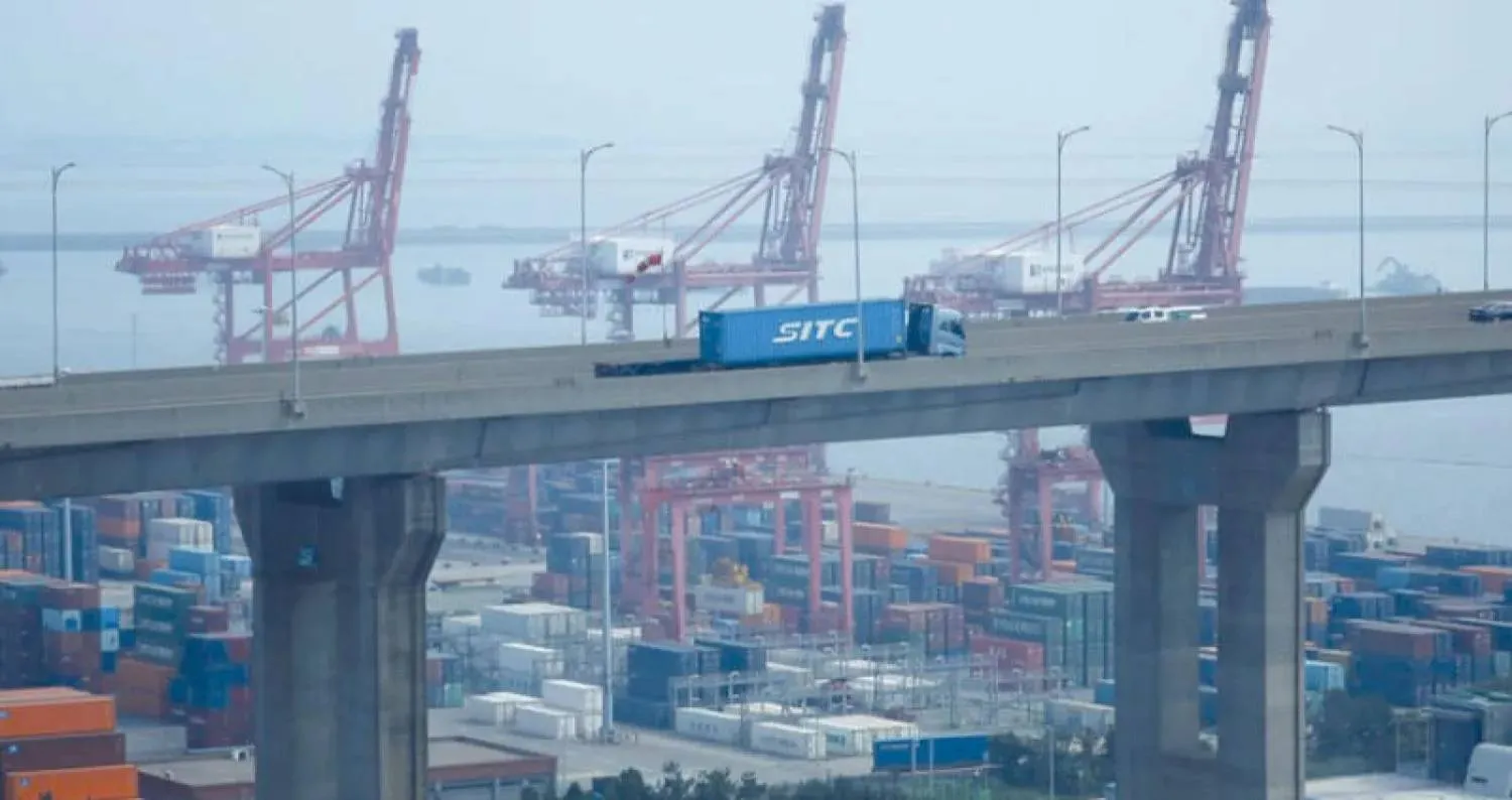 رافعات وحاويات بأحد الموانئ الكورية (رويترز)