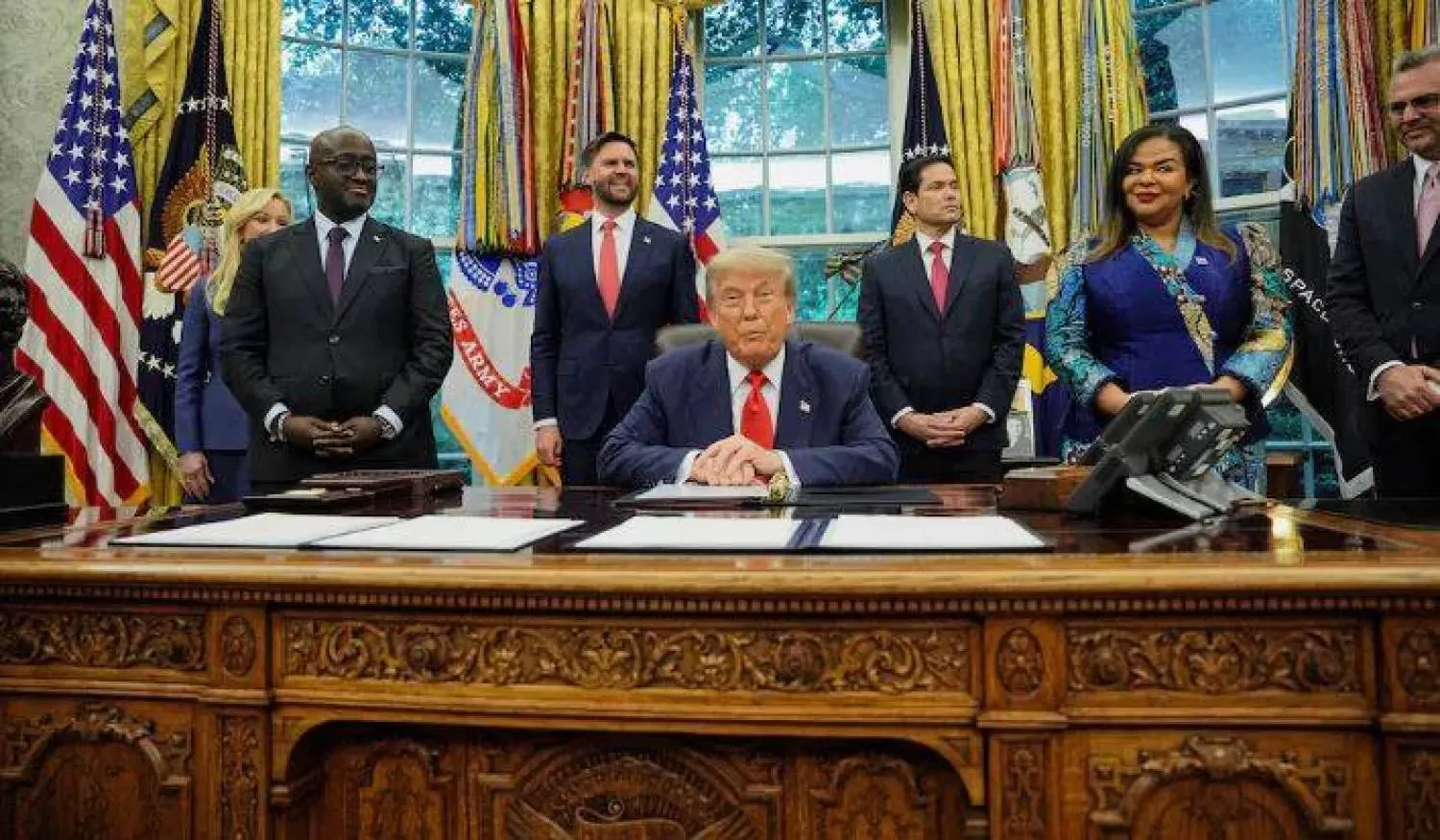 ترمب مع وزيري خارجية الكونغو الديمقراطية ورواندا عقب توقيع الاتفاق (رويترز)