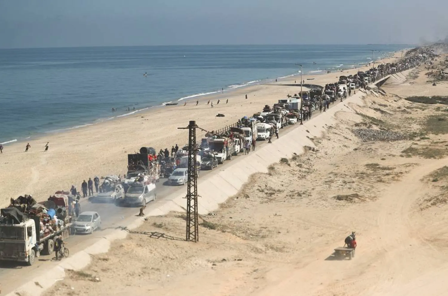  Displaced Palestinians, fleeing northern Gaza due to an Israeli military operation, move southward after Israeli forces ordered residents of Gaza City to evacuate to the south, in the central Gaza Strip September 14, 2025. (Reuters)
