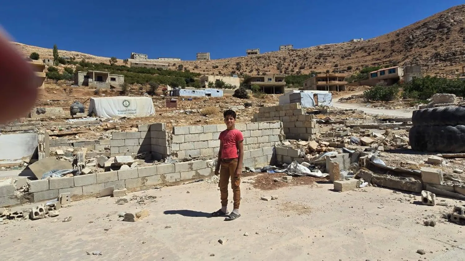 الطفل السوري حسين أحمد شروف من بين قلائل بقوا في عرسال (الشرق الأوسط)