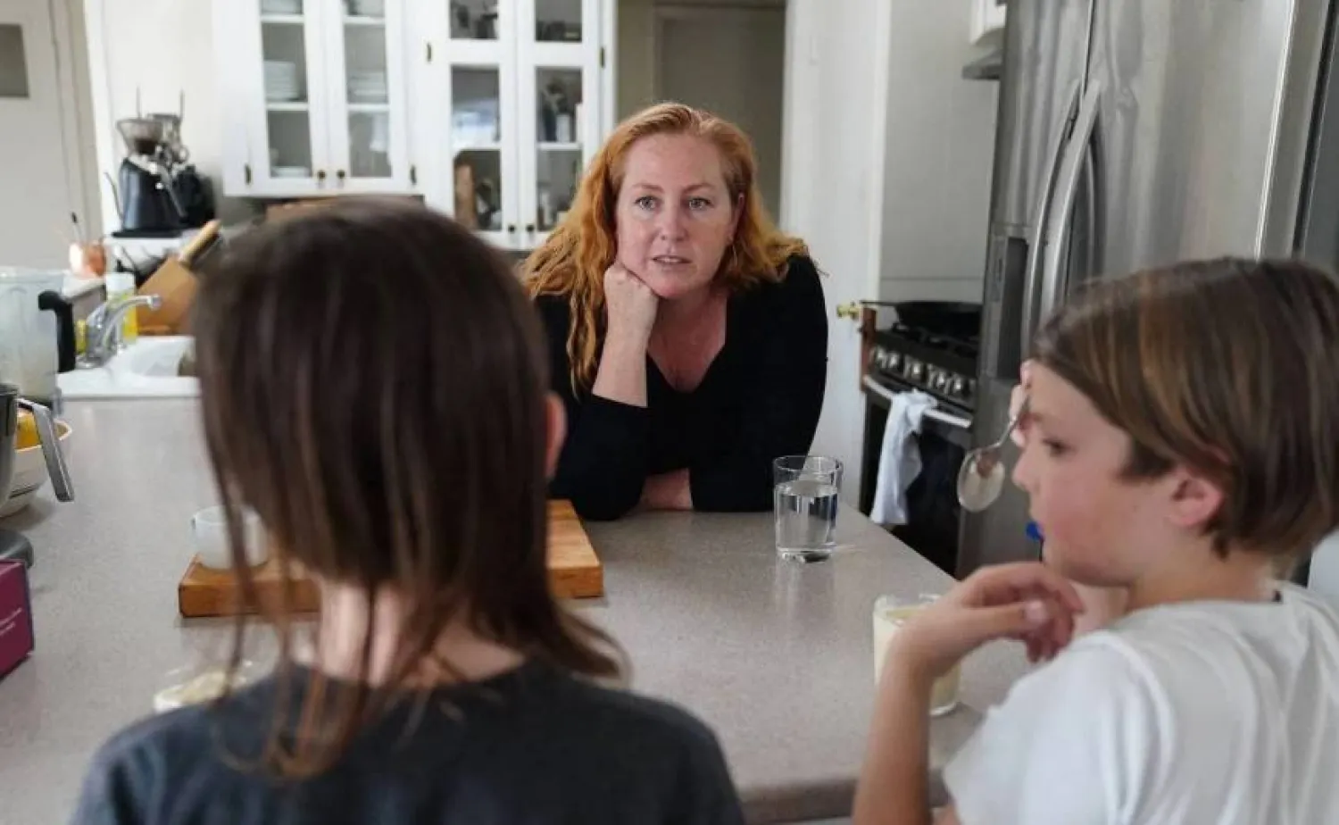 هناك عدة طرق ينبغي اتباعها لتربية طفل مطيع (رويترز)