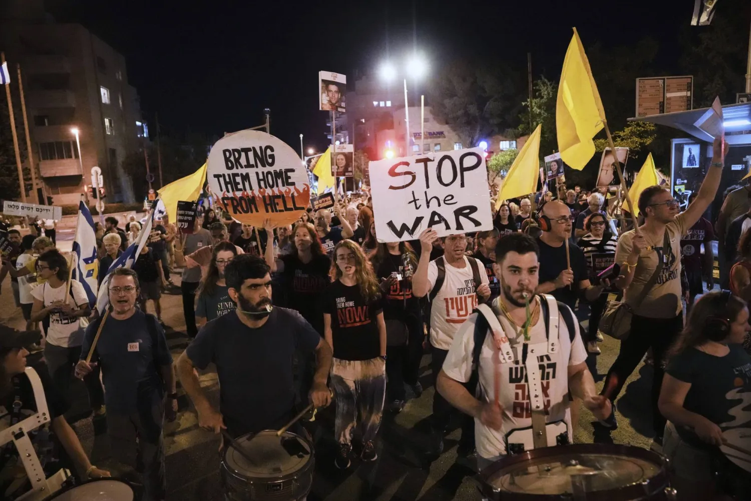 مظاهرة في القدس مساء السبت للمطالبة بوقف الحرب في غزة واستعادة المحتجزين (أ.ب)