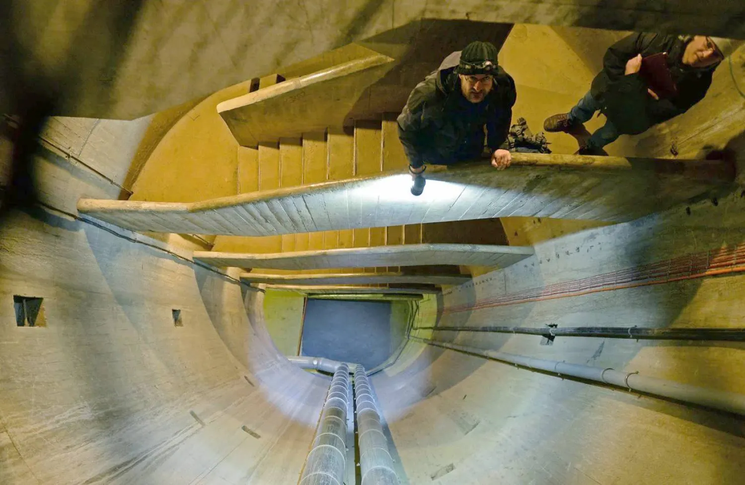 يان سيتشوسكي عالم الحيوان في جامعة زيلونا غورا يقف على درج النفق تحت الأرض (غيتي)