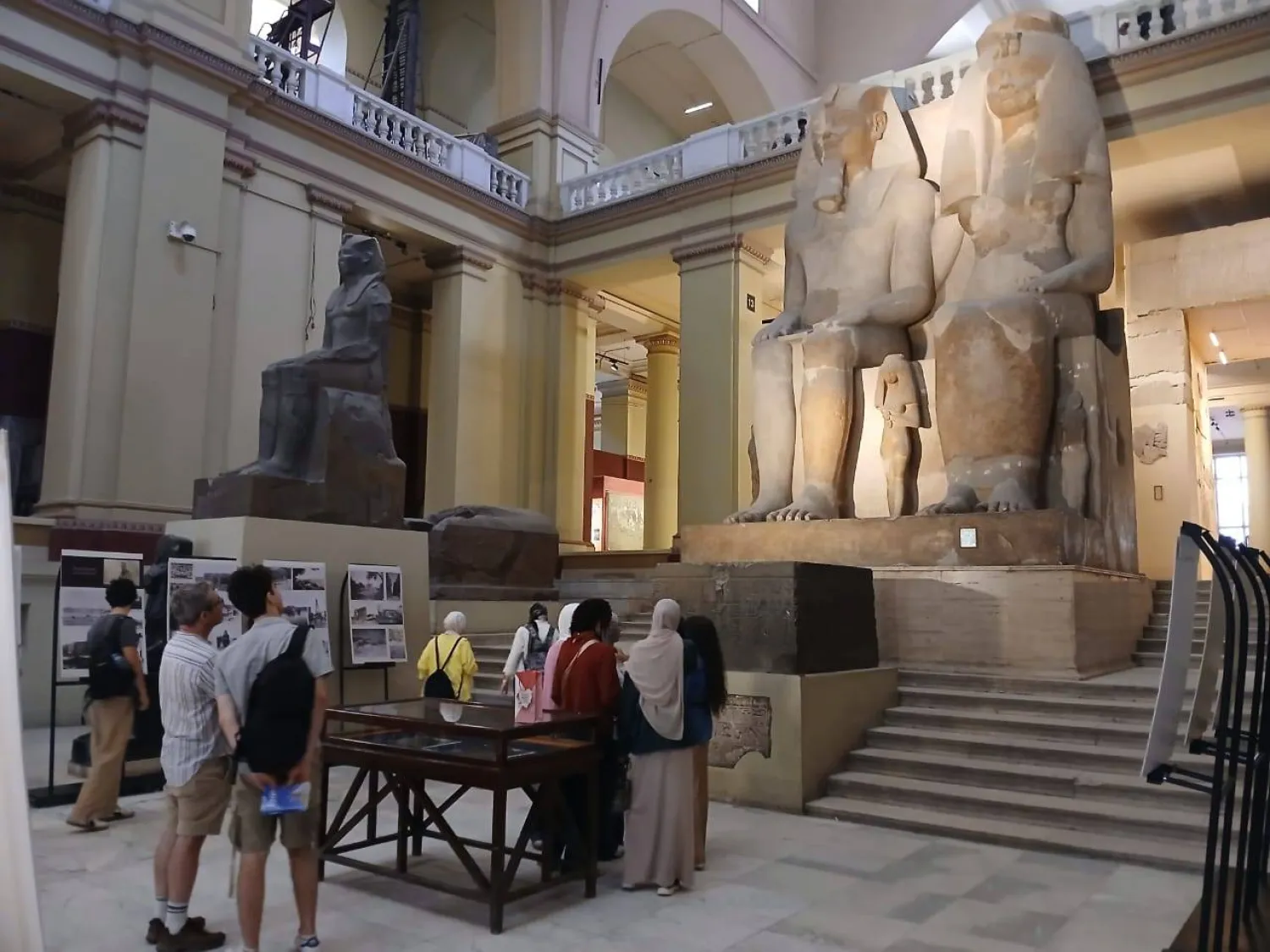 تمثال مهيب للملك أمنحتب الثالث وزوجته الملكة تي في المتحف المصري (الشرق الأوسط)