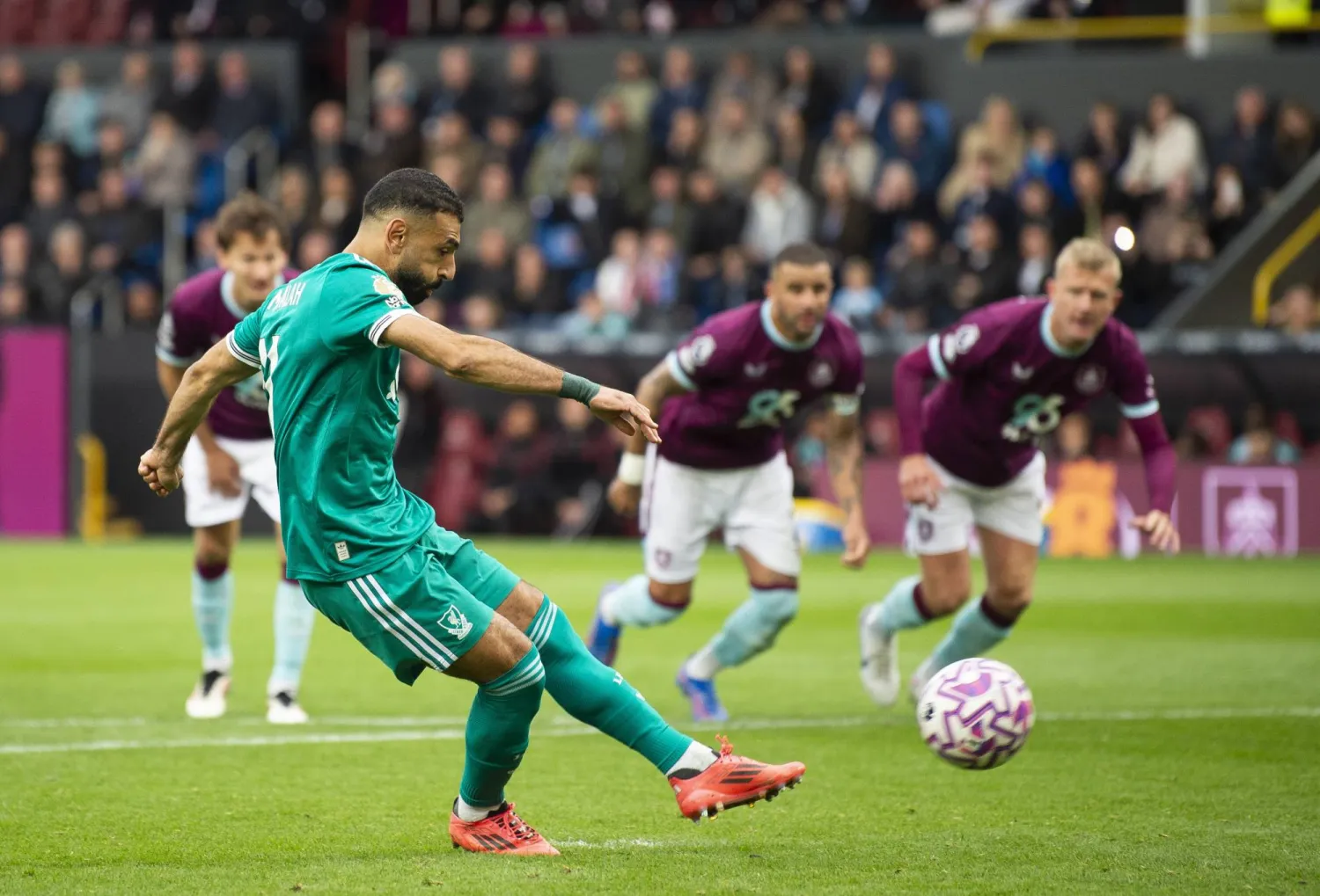 المصري محمد صلاح يسجل من ركلة الجزاء ليمنح ليفربول الفوز (إ.ب.أ)