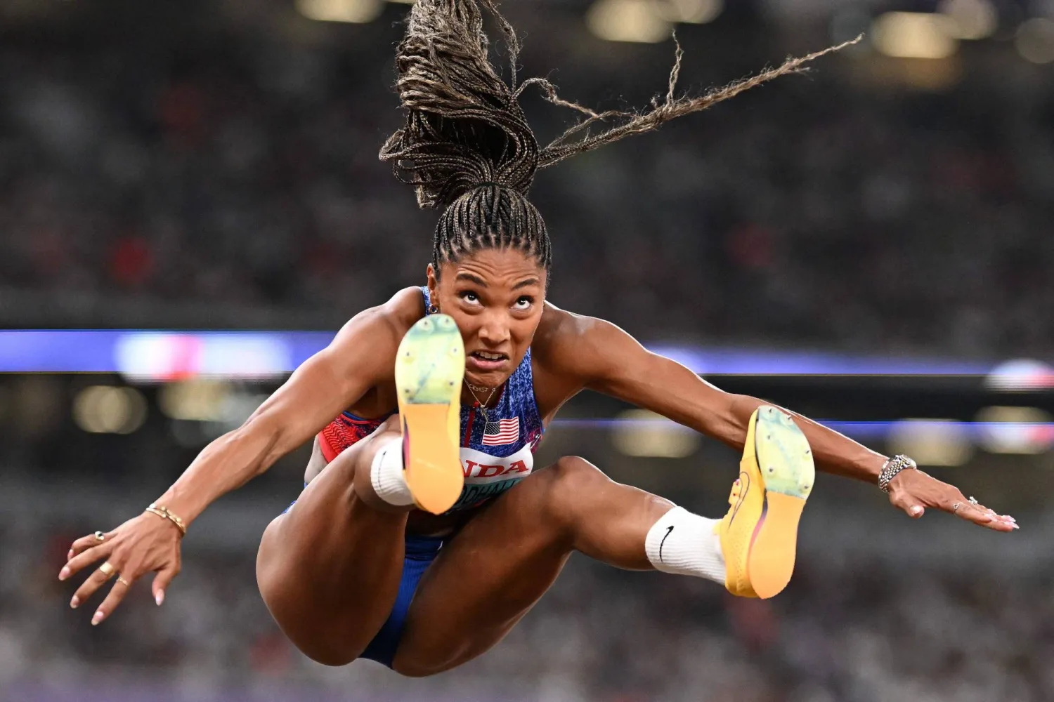 الأميركية تارا ديفيز-وودهول بطلة الوثب الطويل في طوكيو (أ.ف.ب)