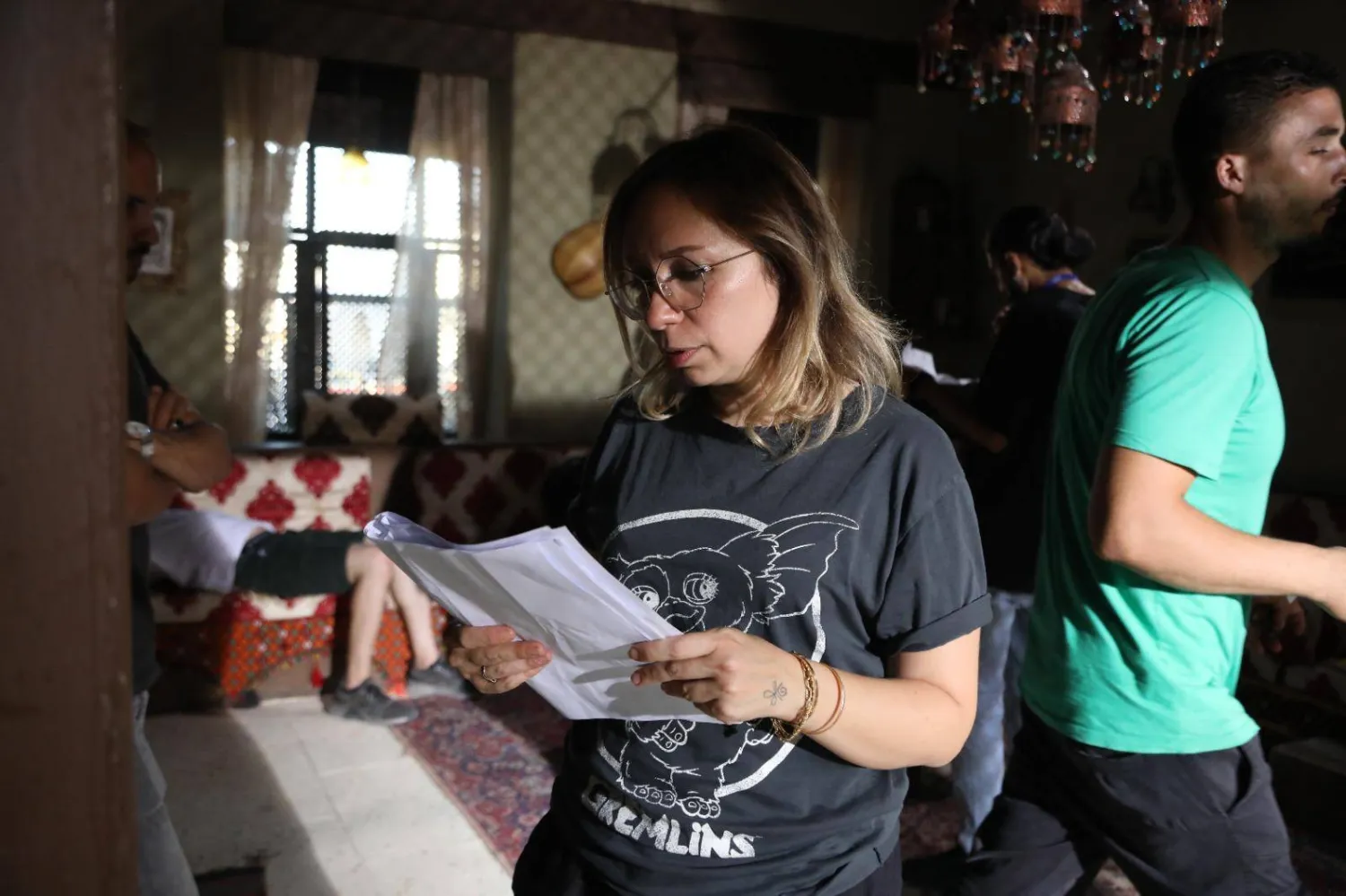 المخرجة السعودية سارة طلب خلال تصوير فيلم «هجير» (إدارة مهرجان الغردقة)