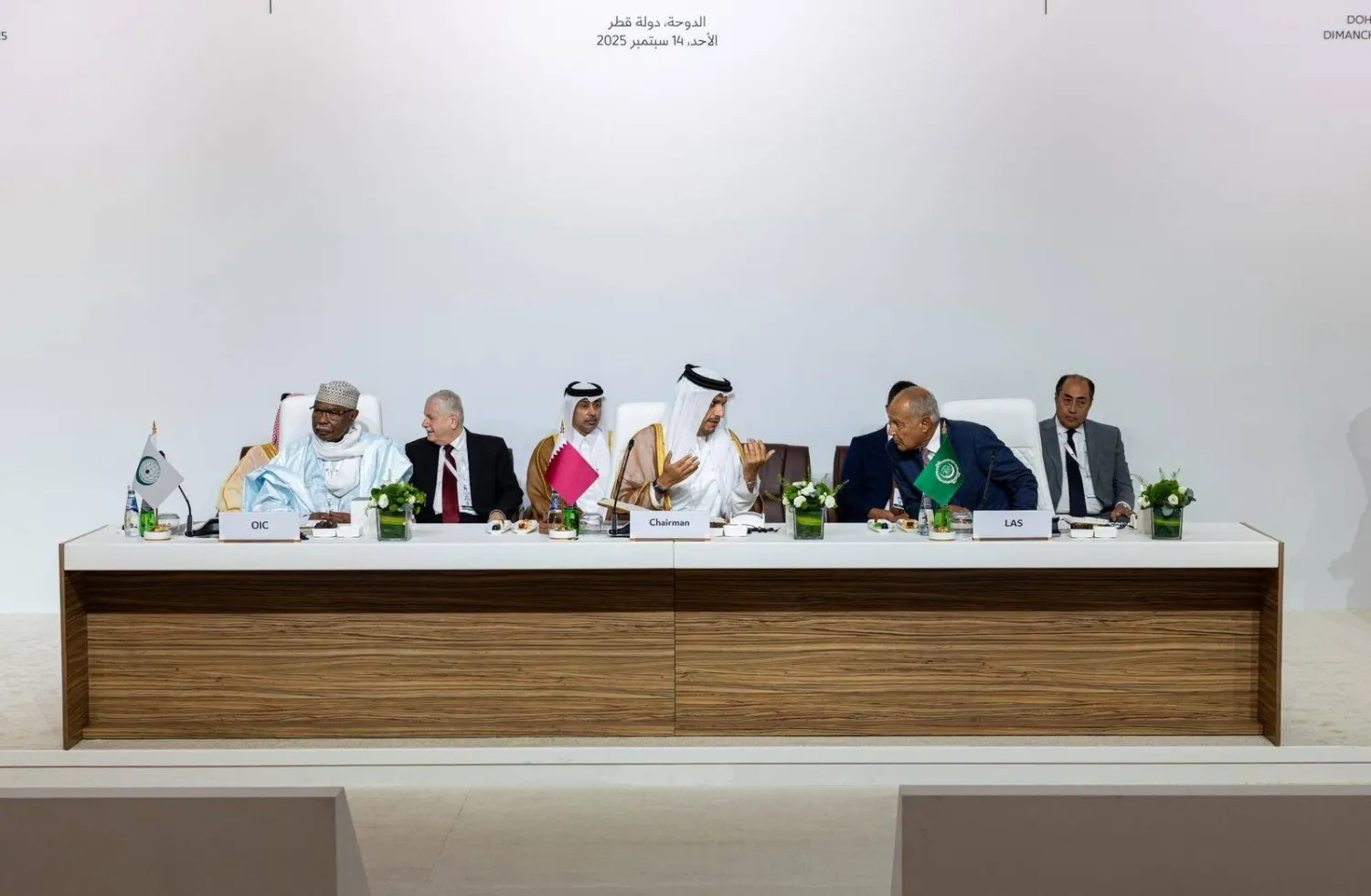 الشيخ محمد بن عبد الرحمن وأحمد أبو الغيط وحسين طه خلال اجتماع وزراء خارجية القمة الاستثنائية المشتركة في الدوحة (مكتب وزير الخارجية التركي)