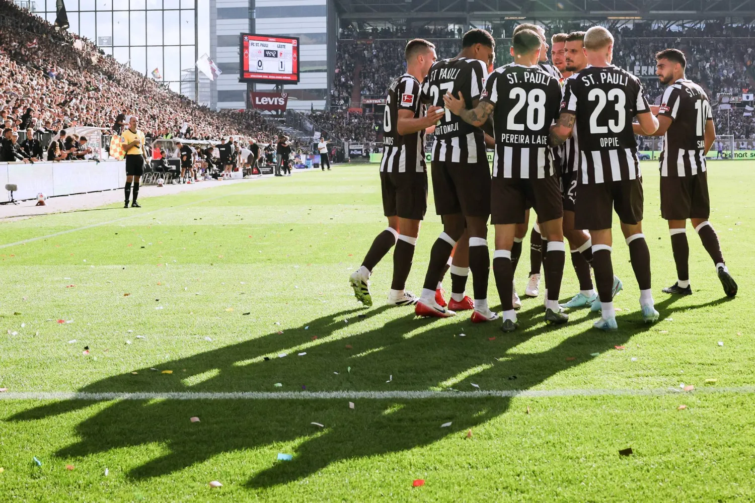 لاعبو سانت باولي يحتفلون بالفوز على أوغسبورغ (أ.ب)