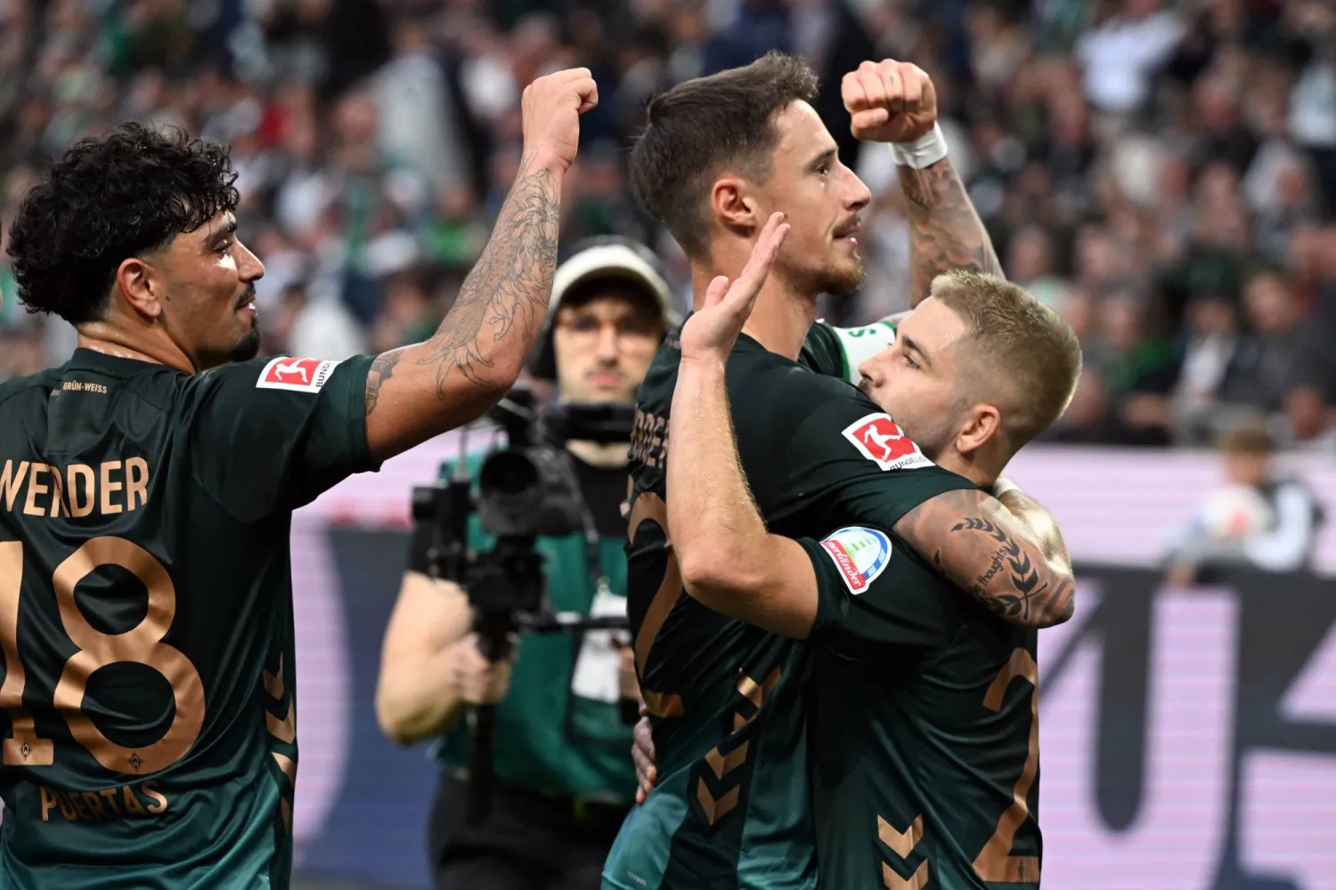 فرحة لاعبي بريمن بالفوز الكبير على مونشنغلادباخ (د.ب.أ)