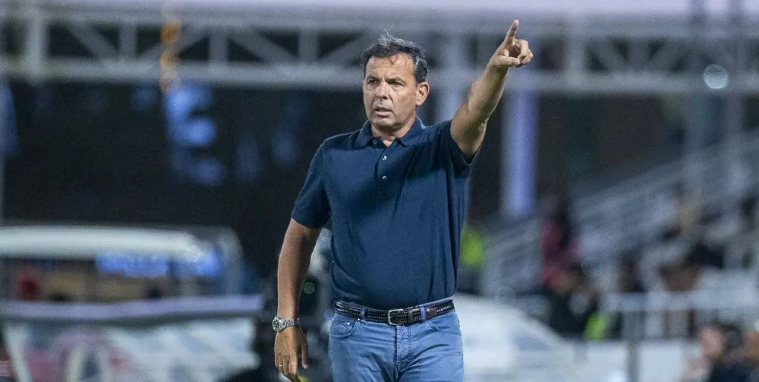 الإسباني خافيير كاليخا المدير الفني لفريق الرياض (تصوير: سعد الدوسري) 