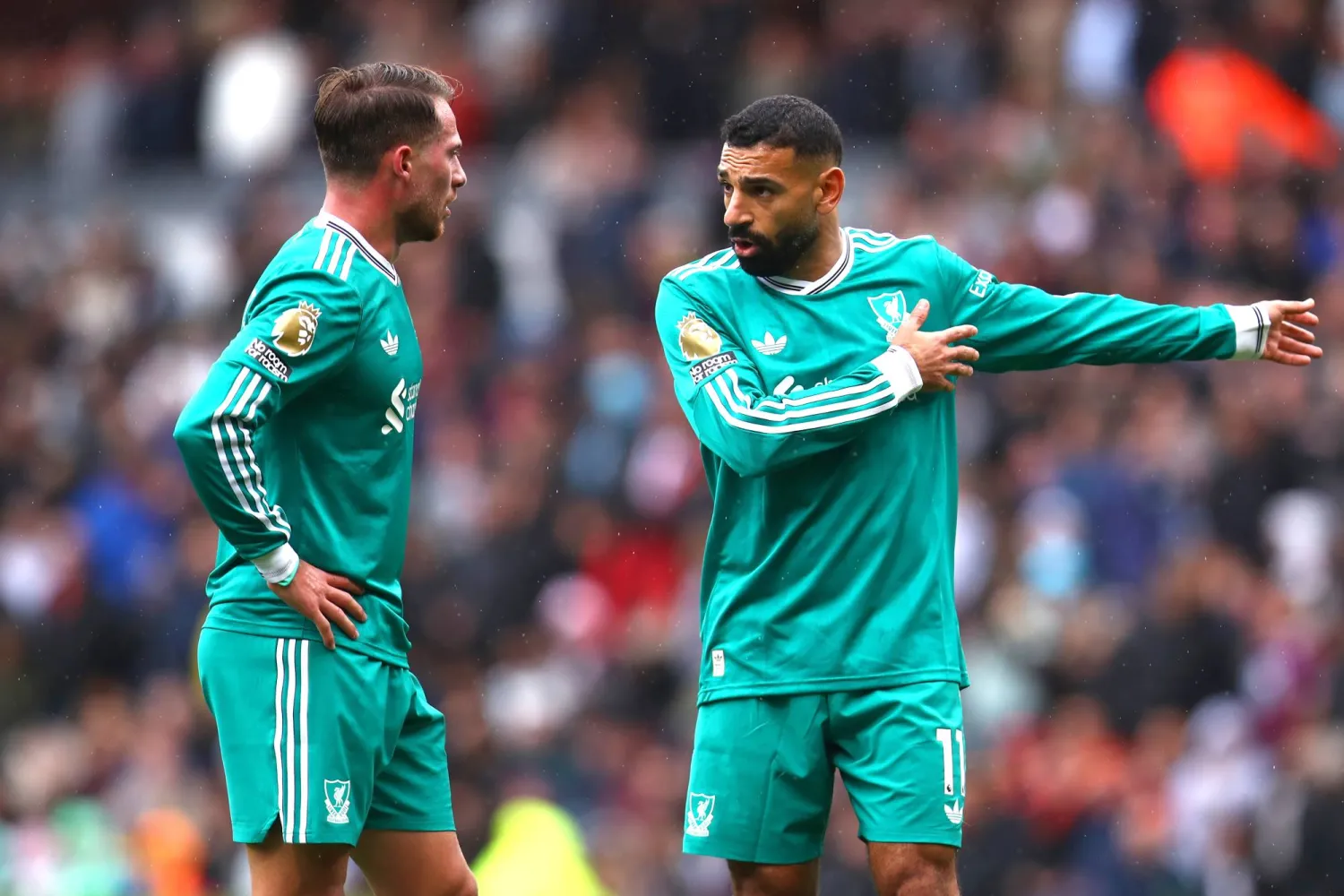 أليكسيس ماك أليستر لاعب وسط ليفربول إلى جوار محمد صلاح في مباراة بيرنلي (د.ب.أ)