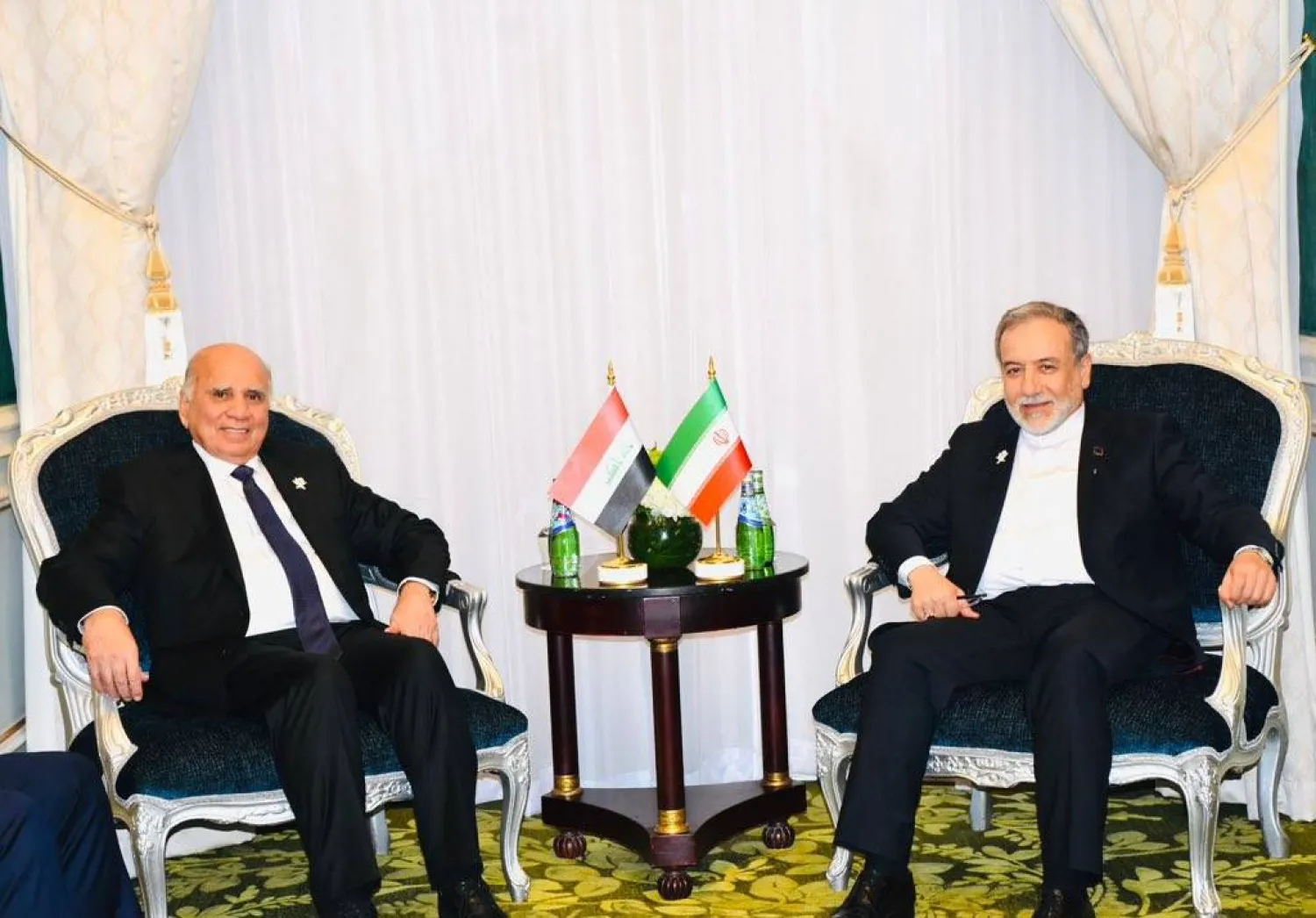 وزير الخارجية العراقي فؤاد حسين (يسار) ونظيره الإيراني عباس عراقجي (الخارجية العراقية)