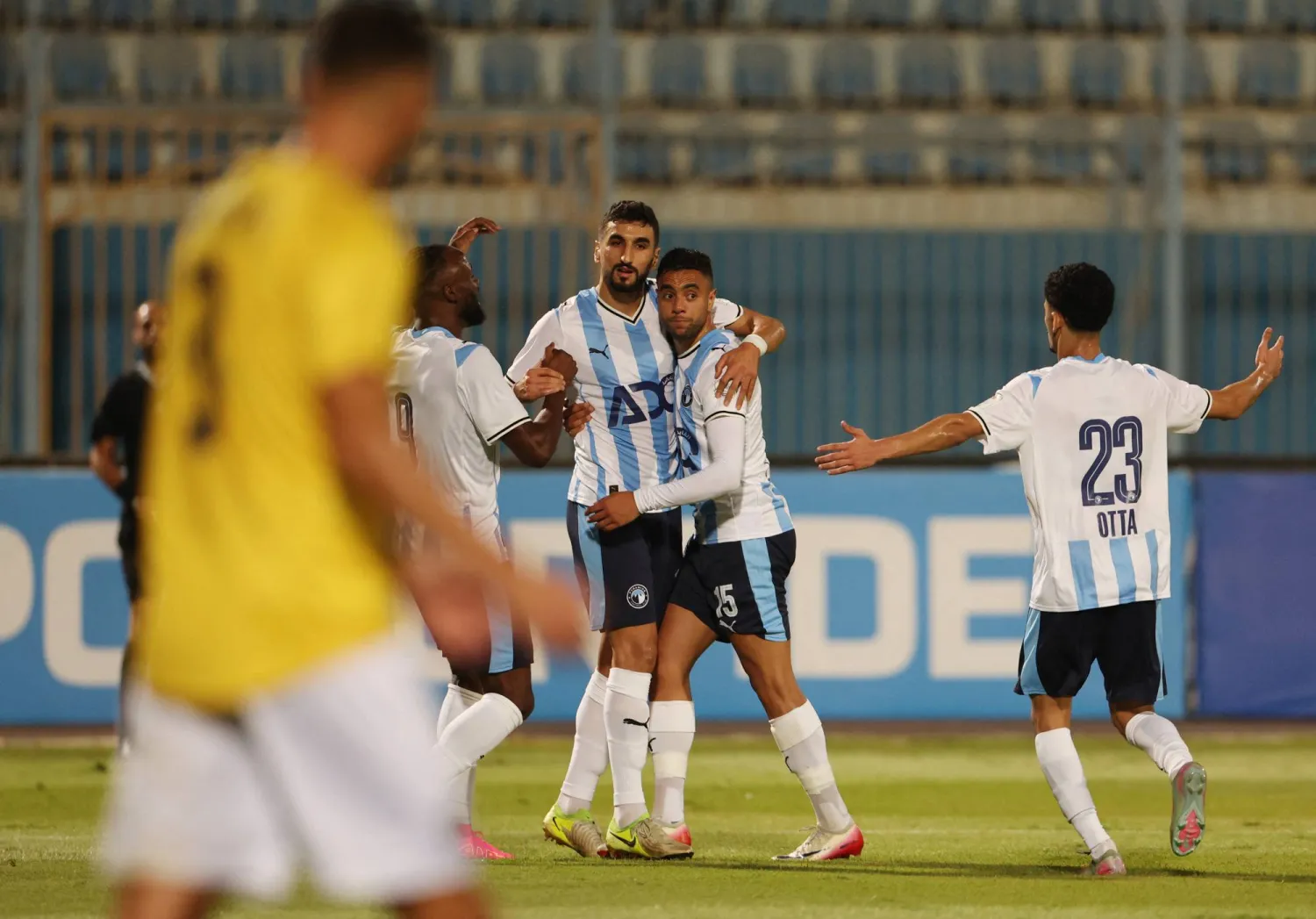 فرحة لاعبي بيراميدز بالفوز على أوكلاند سيتي (رويترز) 