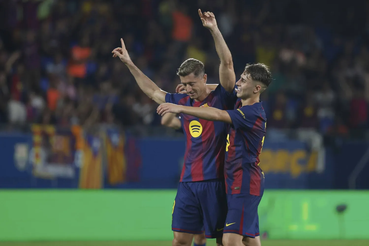 روبرت ليفاندوفيسكي يحتفل بثنائيته في مرمى فالنسيا (أ.ب)