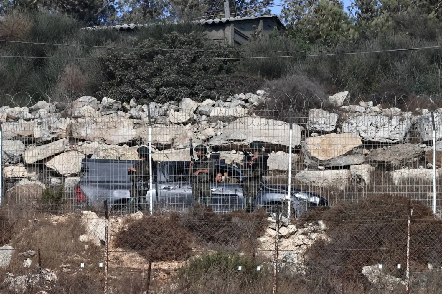 جنود إسرائيليون يقفون بالقرب من مستوطنة بساغوت الإسرائيلية في الضفة الغربية المحتلة (أ.ف.ب)