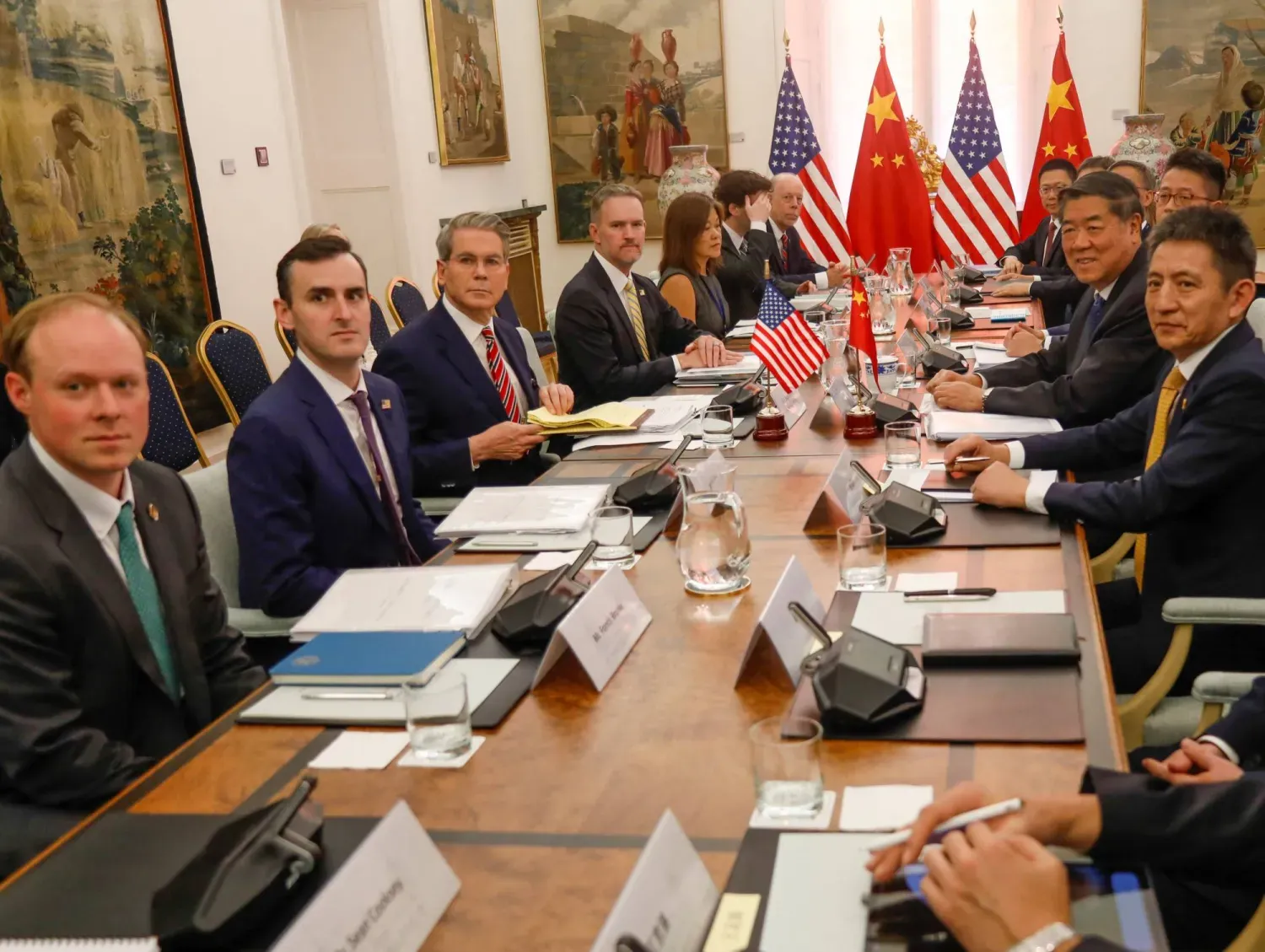 İspanya'nın başkenti Madrid'de dün ABD ve Çin heyetleri arasında yapılan toplantıdan bir kare (Reuters)