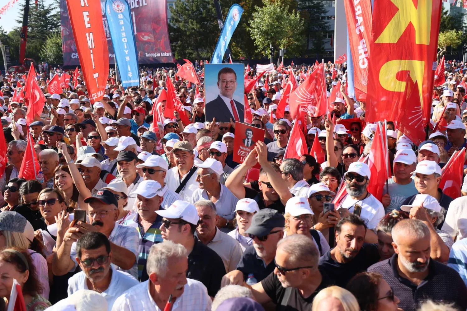 مناصرو حزب «الشعب الجمهوري» المعارض الرئيسي يشاركون في تجمع حاشد بأنقرة الأحد (أ.ف.ب)