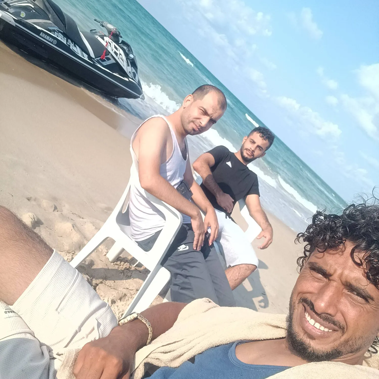 الفلسطيني محمد أبو دخة يلتقط «سيلفي» مع زملائه ضياء (27 عاماً) وباسم (23 عاماً) في لامبيدوسا (رويترز)