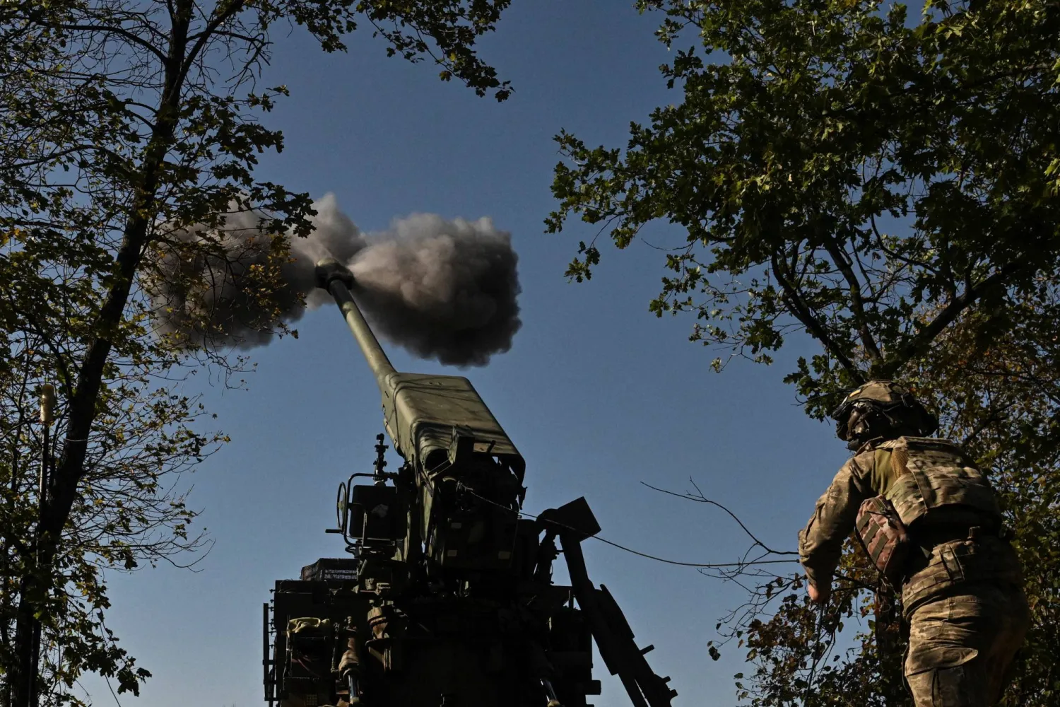 جندي أوكراني من لواء المدفعية يطلق مدفع «هاوتزر» باتجاه القوات الروسية في منطقة زابوريزهيا 13 سبتمبر 2025 (رويترز)