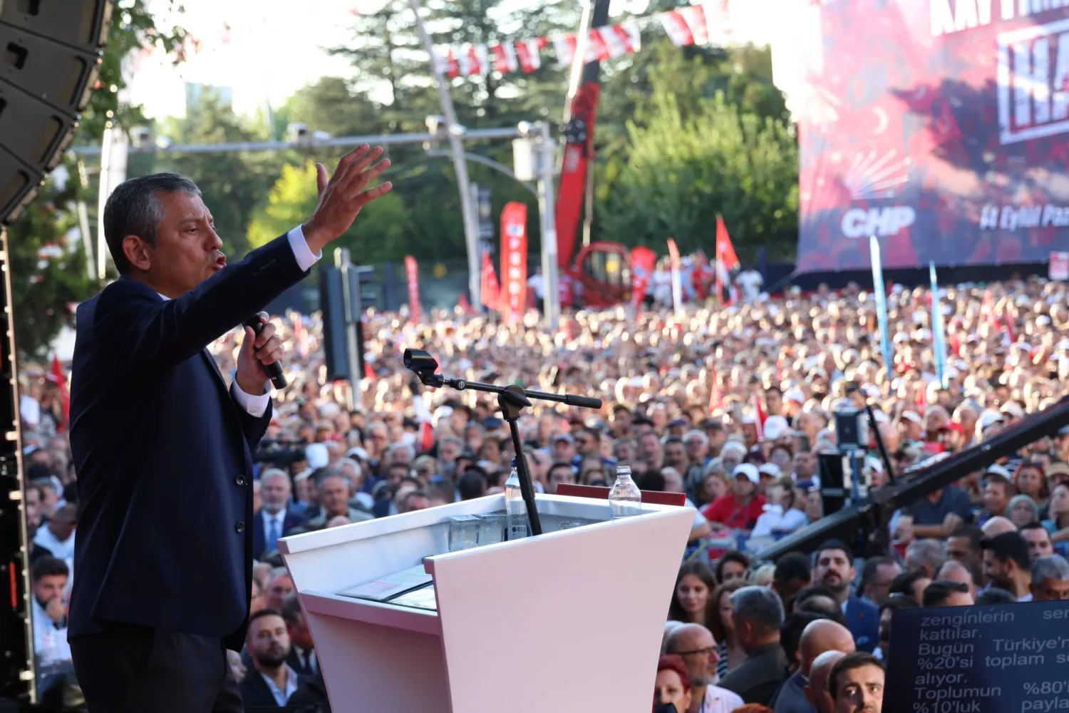 زعيم المعارضة التركية رئيس حزب الشعب الجمهوري أوزغور أوزيل متحدثاً أمام حشد من أنصار الحزب في أنقرة الأحد (إ.ب.أ)