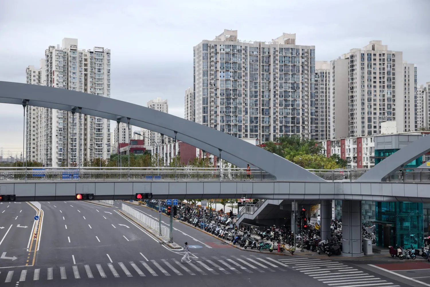 شارع رئيسيّ بإحدى الضواحي السكنية في العاصمة الصينية بكين (إ.ب.أ)