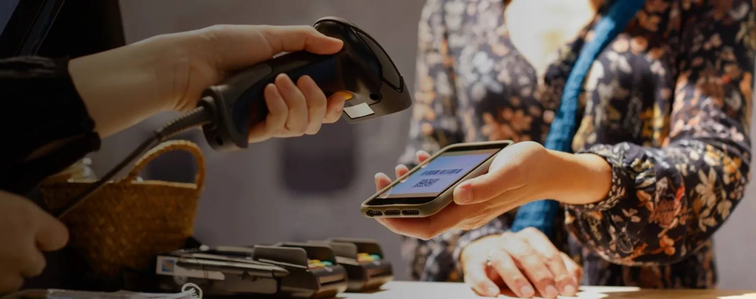 استخدام خدمة «AliPay» في المدفوعات من قبل إحدى السيدات (شركة AliPay)