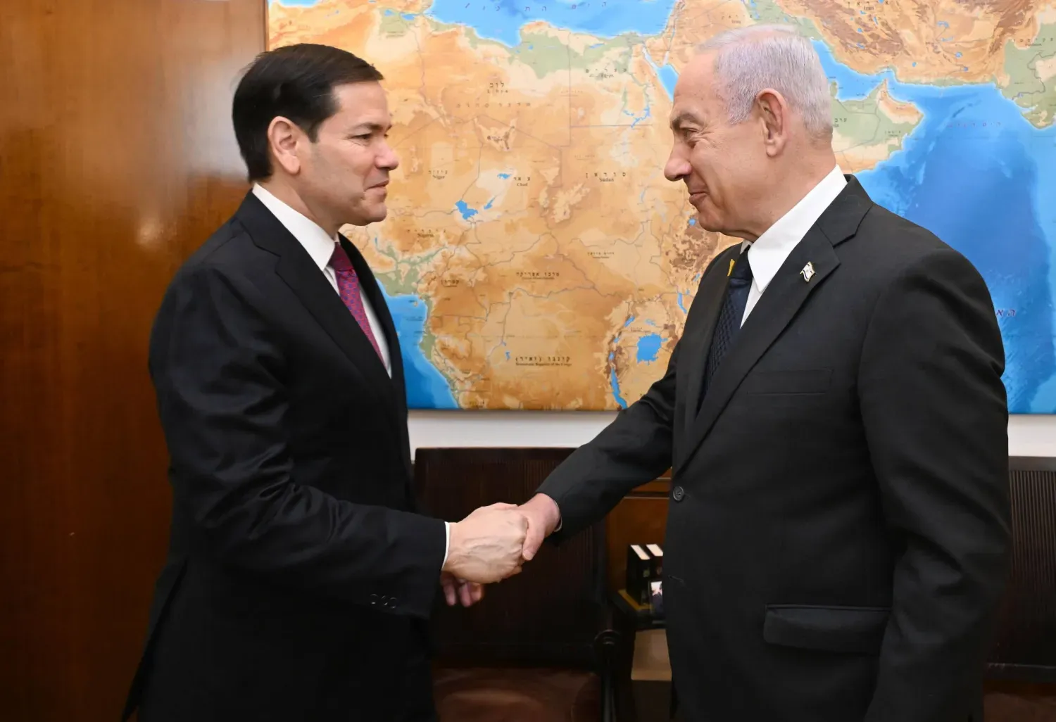 İsrail Başbakanı Netanyahu, bugün Kudüs'te yapılan toplantı öncesinde ABD Dışişleri Bakanı Rubio ile tokalaşırken (EPA)