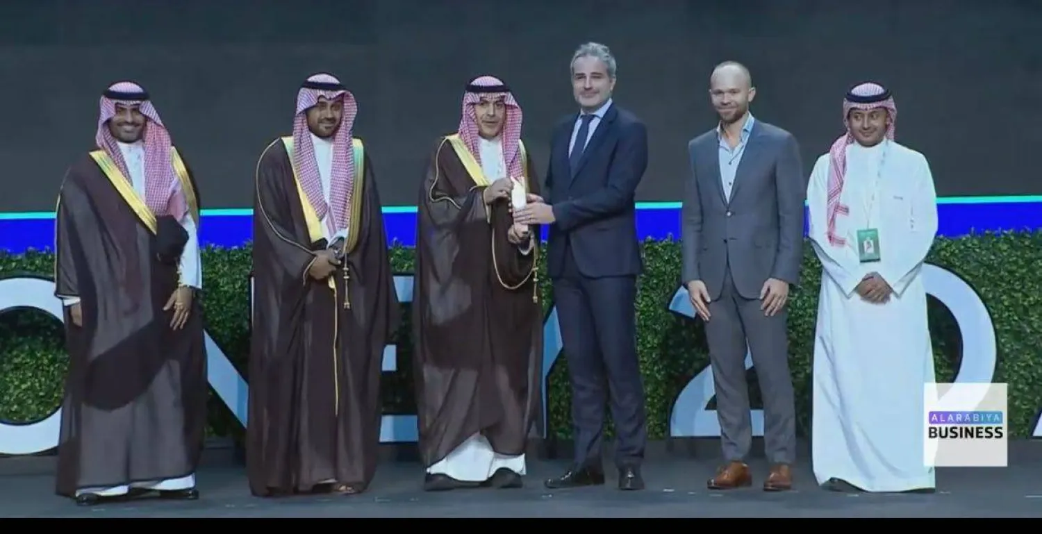 محافظ البنك المركزي السعودي يسلِّم مسؤولي «غوغل باي» رخصة ممارسة الأعمال في المملكة (الشرق الأوسط)