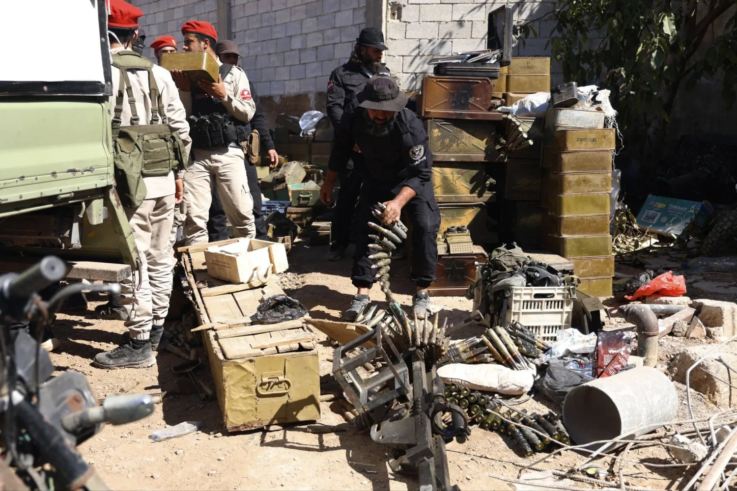 نفّذت «الداخلية» و«الدفاع» عملية نوعية في ريف دمشق الغربي وضبطتا أسلحة ثقيلة وخفيفة معدّة للتهريب (الداخلية السورية)