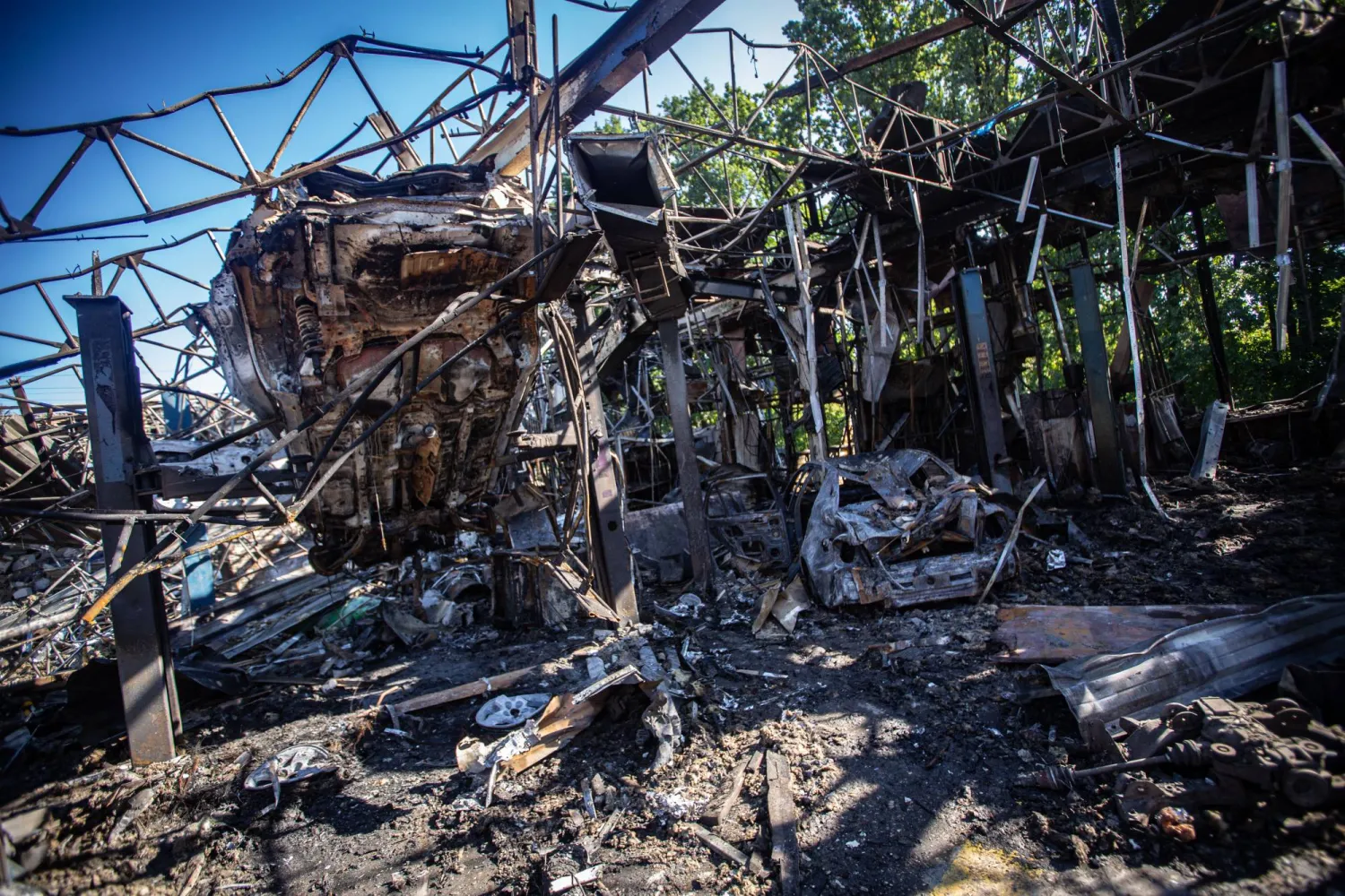 جانب من الدمار جراء ضربة روسية على مدينة سومي الأوكرانية (د.ب.أ)