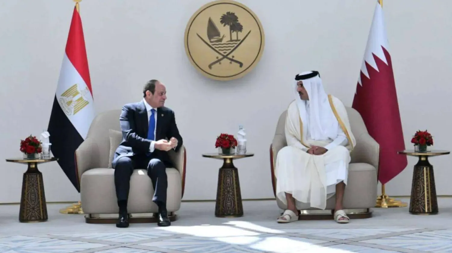 أمير دولة قطر تميم بن حمد آل ثاني يستقبل الرئيس المصري عبد الفتاح السيسي بمطار حمد الدولي في الدوحة إبريل الماضي (الرئاسة المصرية)
