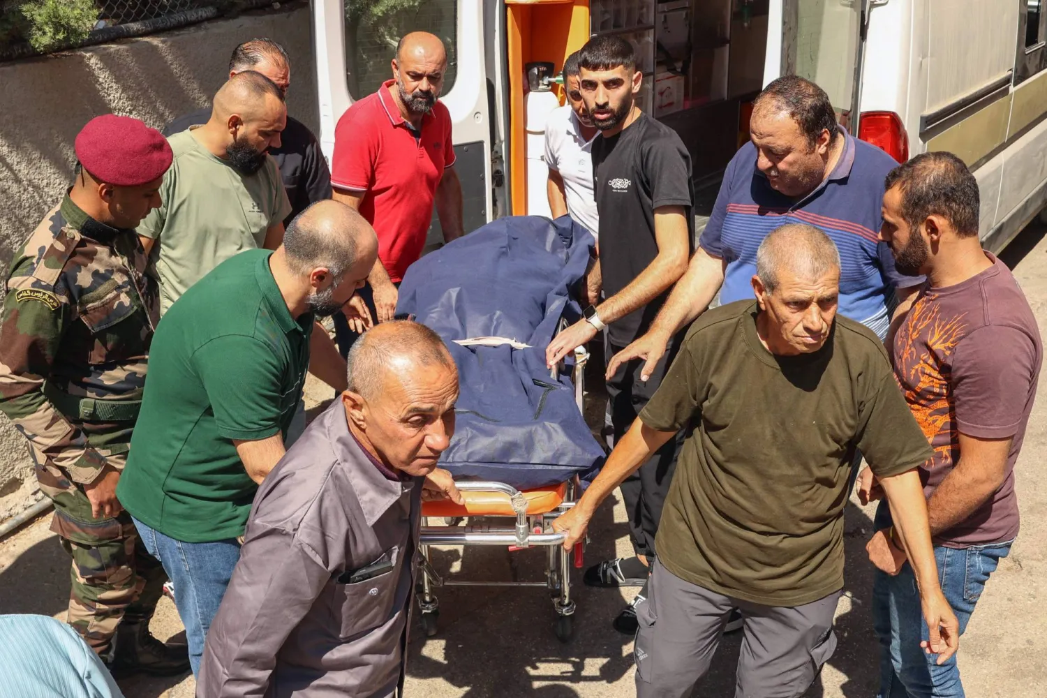 جثمان الفلسطيني سند حنتولي يصل إلى مستشفى رام الله بعد إطلاق النار عليه خلال محاولته عبور الجدار الفاصل لدخول القدس يوم الاثنين (أ.ف.ب)