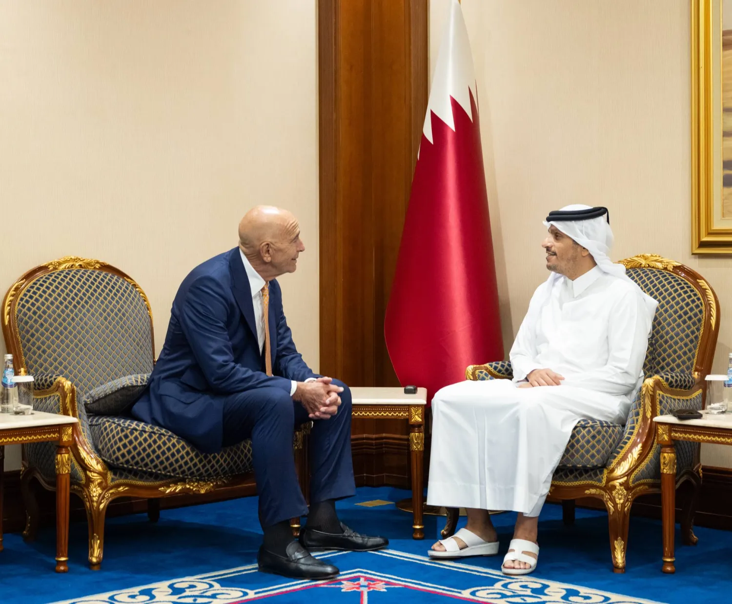 رئيس مجلس الوزراء وزير الخارجية القطري لدى لقائه المبعوث الأميركي الخاص إلى سوريا الذي يزور قطر حالياً (الخارجية القطرية)