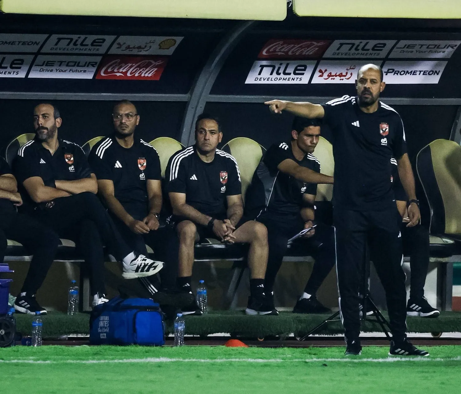 عماد النحاس القائم بأعمال المدير الفني للأهلي يوجه لاعبي فريقه خلال مواجهة إنبي (حساب الأهلي على فيسبوك)