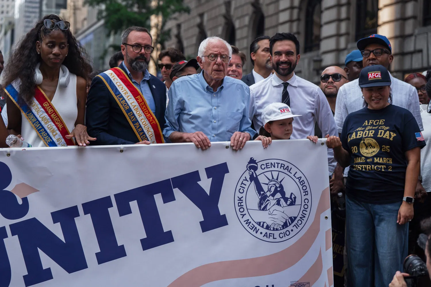 المرشح لمنصب رئيس بلدية نيويورك زهران ممداني خلال مسيرة شارك فيها السناتور بيرني ساندرز في نيويورك (أ.ب)