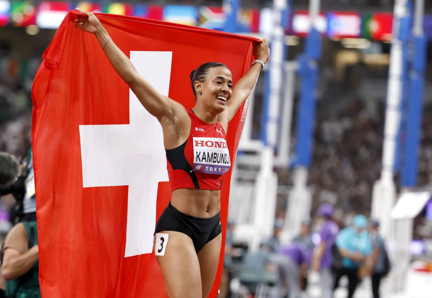 كامبوندجي تبكي فرحاً بعد إحرازها ذهبية سباق 100 م حواجز (إ.ب.أ)