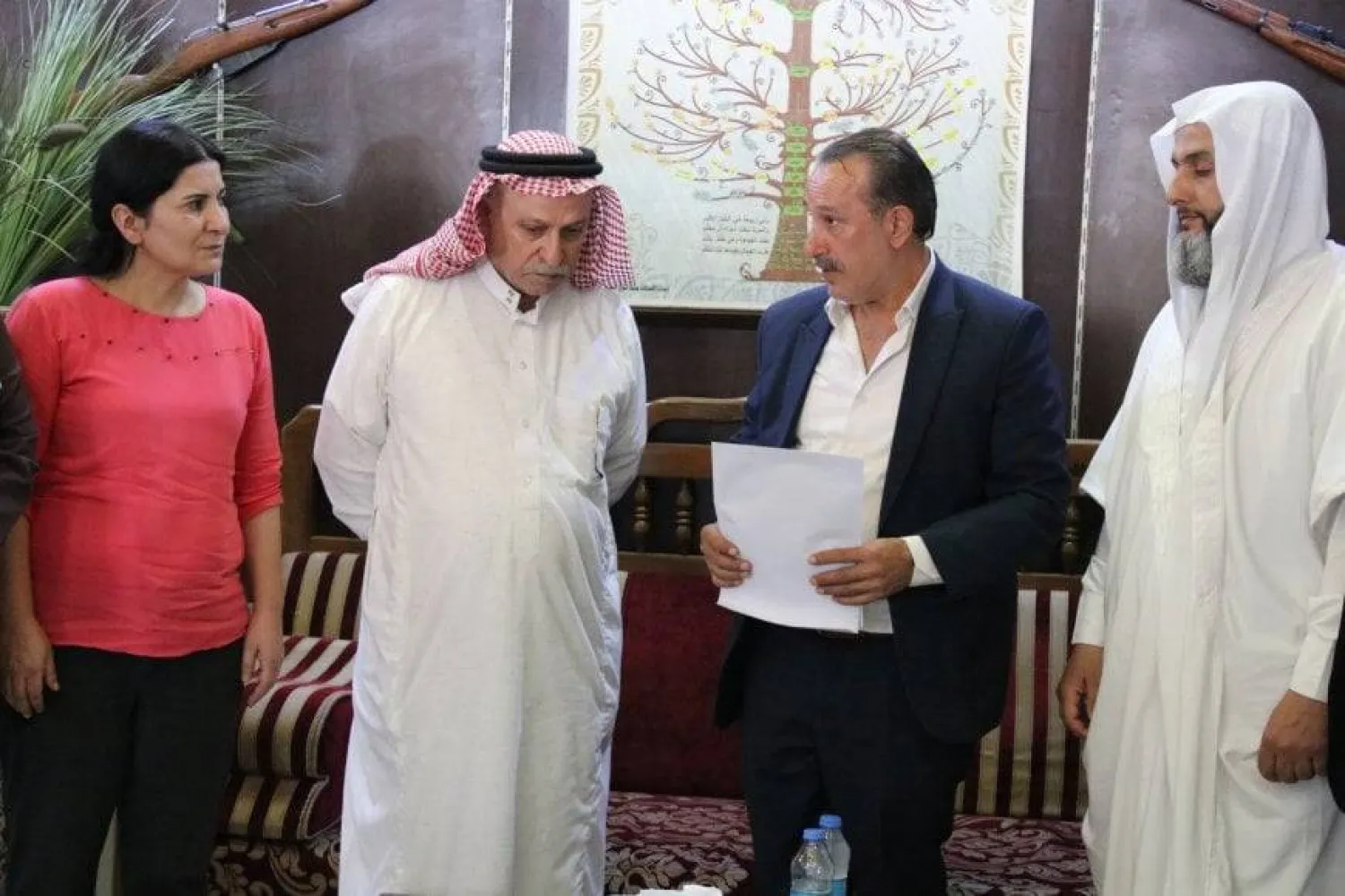 لجنة من الإدارة الذاتية لشمال شرقي سوريا التقت وجهاء عرباً في مدينة القامشلي بمحافظة الحسكة (هاوار)