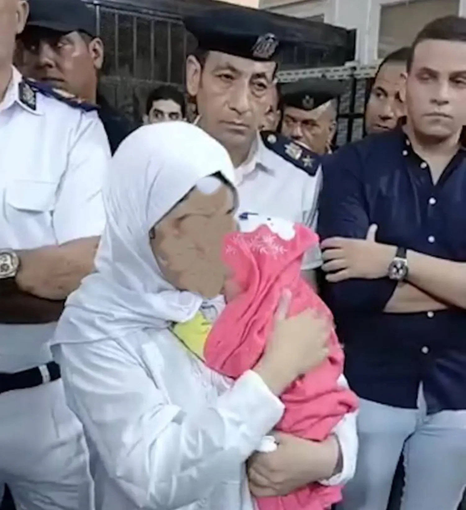 صورة متداولة للمتهمة بقتل 6 أطفال ووالدهم في المنيا (فيسبوك)